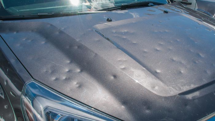 Hagelschaden am Auto auf der Motorhaube