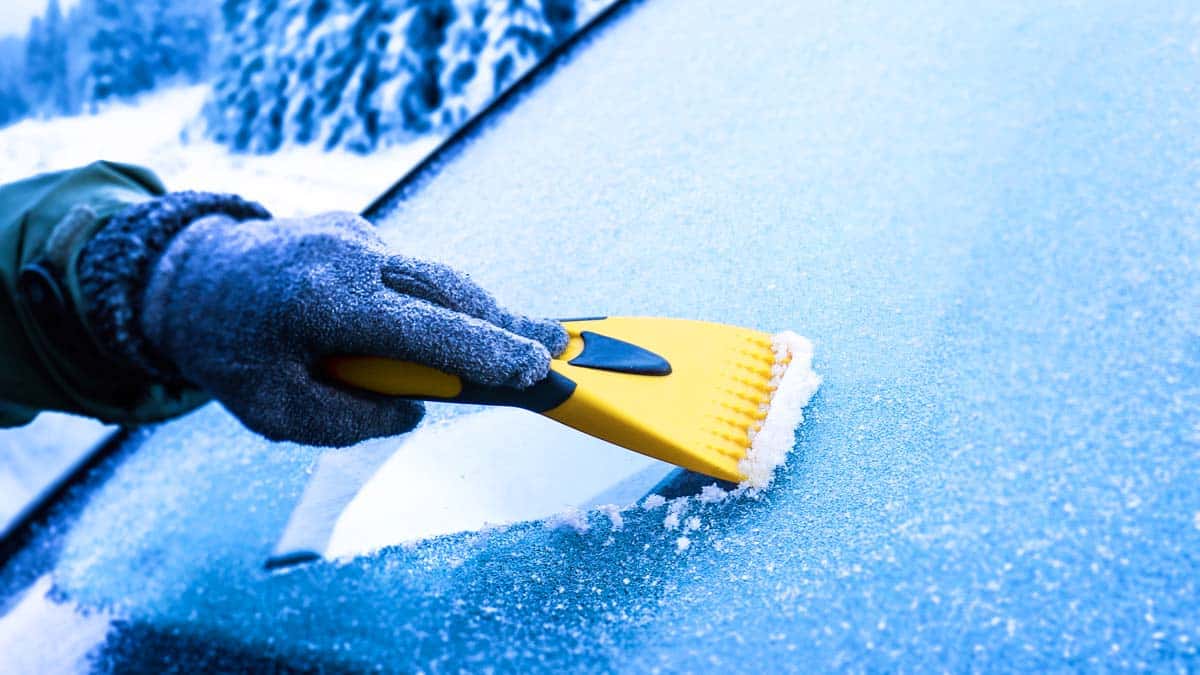 Womit Eis von Auto entfernen Scheibenenteiser Spray oder Eiskratzer