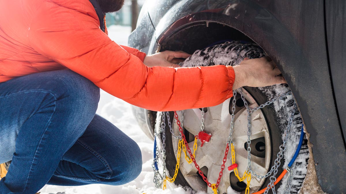 Schneeketten aufziehen? Das gilt im Winter bei Eis und Schnee