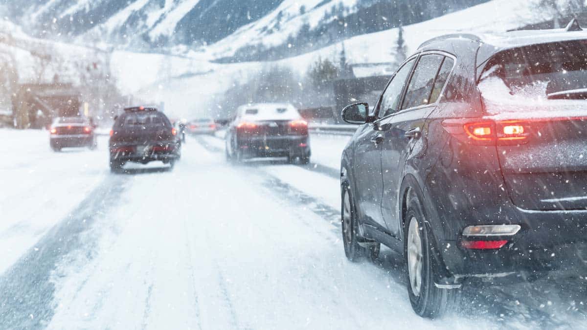 Auto im Winter mit Schnee und Eis - Pflegetipps